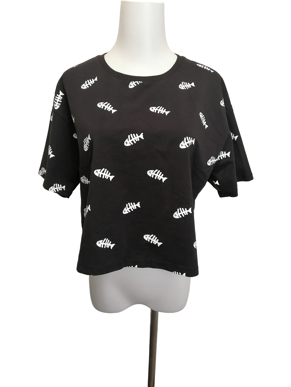 🐟🐟 Black Women's Cropped Tee with White Fishbone Print